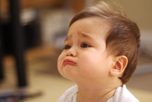 孩子哭闹就用“小黑屋”疗法?父母不是惩罚者