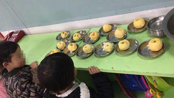 四川宜宾一幼儿园被指拿发霉苹果当孩子点心,教育局正调查